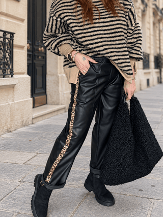 Lederhose (vegan) in Schwarz mit elastischer Taille und Leo-Seitenstreifen, für Damen - Levelone GmbH & Co. KG