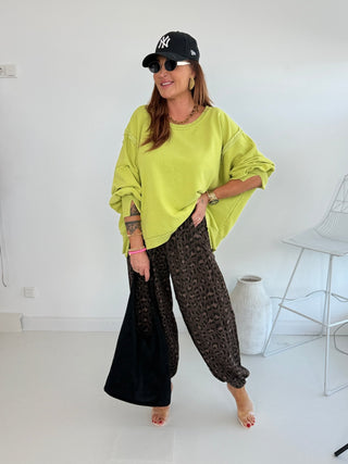 Sweater in Grün mit Ziernähte und Schlitze vorne am Saum und Ärmelbündchen in Einheitsgröße 36-42 - Levelone GmbH & Co. KG