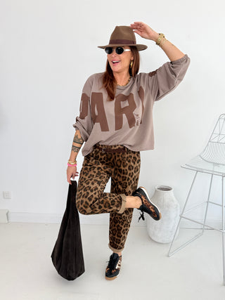 Sweater in Taupe-Braun mit Print vorne Ärmel entlang - Levelone GmbH & Co. KG