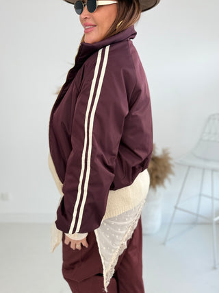 Bomberjacke in Bordeaux mit gerafften Ärmelenden und Bund. Streifen auf Schulter und Ärmel - Levelone GmbH & Co. KG