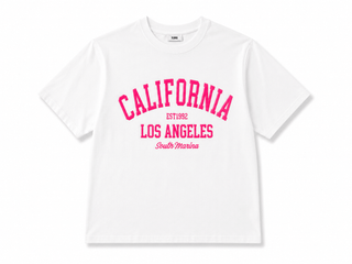 T-Shirt in Weiss mit Schriftzug aus Schaumprint in Neonpink