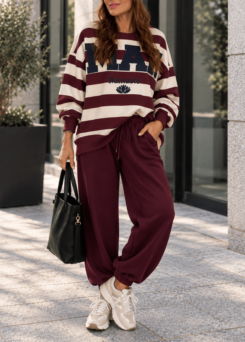 Sweater gestreift in Creme-Bordeaux, Rundhalsausschnitt und vorne mit NAMASTE Print für Damen - Levelone GmbH & Co. KG