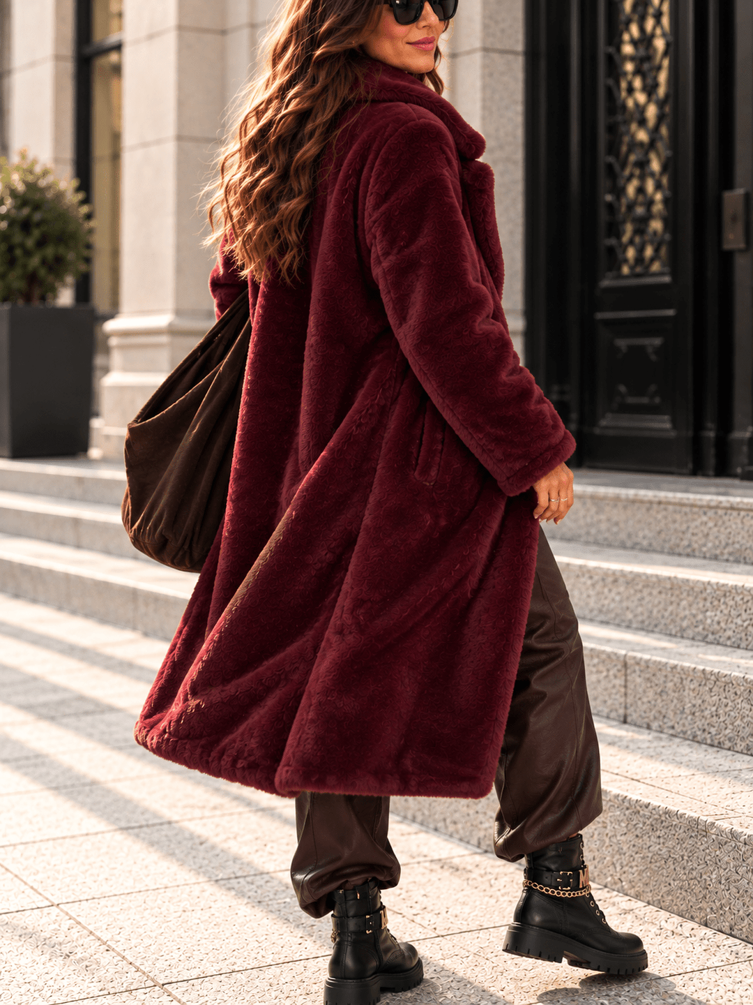 Stylischer Fellmantel für Damen in Bordeaux mit Reverskragen, Druckknöpfen & weicher Haptik - Levelone GmbH & Co. KG