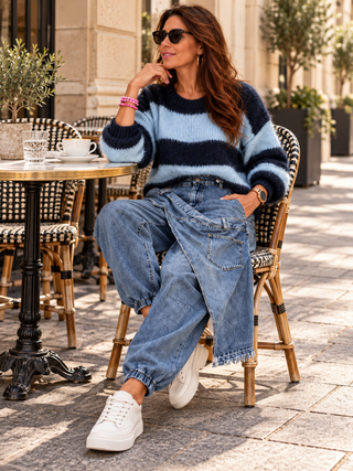 Strickpullover gestreift in Hellblau-Dunkelblau für Damen mit Statement-Patch am Ärmel - Levelone GmbH & Co. KG