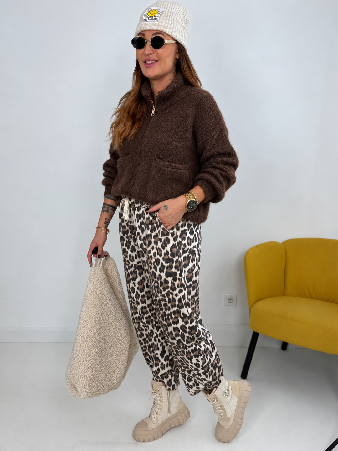Strickjacke in Braun mit RV, aufgesetzte Taschen für Damen in Einheitsgröße 36-42 - Levelone GmbH & Co. KG