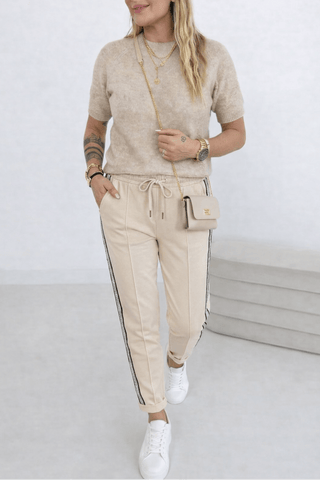 Stretchhose mit Glanz-Streifen an der Seite, in Beige.