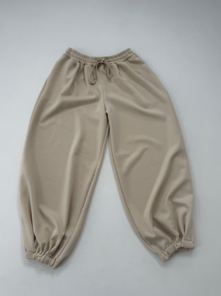 Joggerhose in Beige mit Bündchen am Saum für Damen. In Einheitsgröße 36-42 - Levelone GmbH & Co. KG