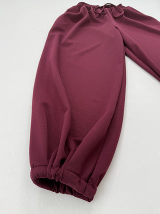 Joggerhose in Bordeaux mit Bündchen am Saum für Damen. In Einheitsgröße 36-42 - Levelone GmbH & Co. KG