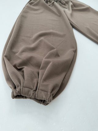 Joggerhose in Braun mit Bündchen am Saum für Damen. In Einheitsgröße 36-42 - Levelone GmbH & Co. KG