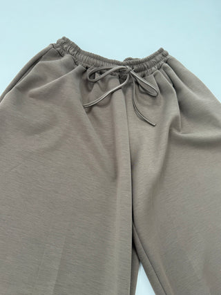 Joggerhose in Braun mit Bündchen am Saum für Damen. In Einheitsgröße 36-42 - Levelone GmbH & Co. KG