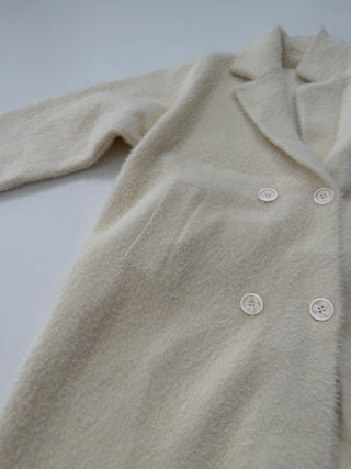 Stylischer Fellmantel für Damen in Creme mit Reverskragen, Knöpfen, Taschen & weicher Haptik - Levelone GmbH & Co. KG