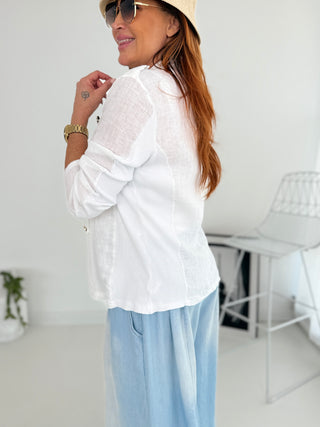 Leinenblazer in Weiss, vorne dekorative goldene Knöpfe