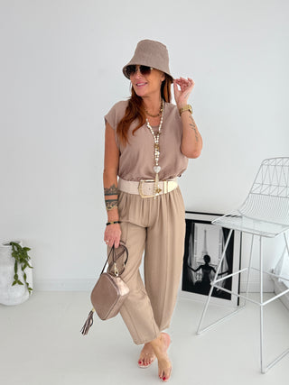 Zweiteiler in Taupe bestehend aus T-Shirt und Hose