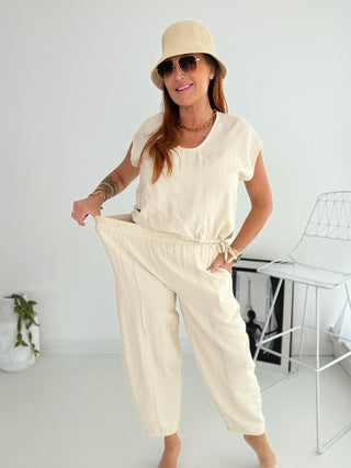 Zweiteiler in Beige bestehend aus T-Shirt und Hose