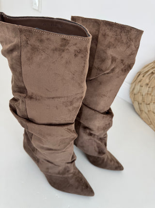 Stiefel in Khaki mit Raffung am Schaft für Damen in Größen 36-41 - Levelone GmbH & Co. KG