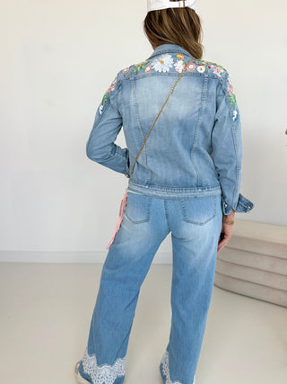 eansjacke in blau mit Stickereien im Schulterbereich und Rückseite