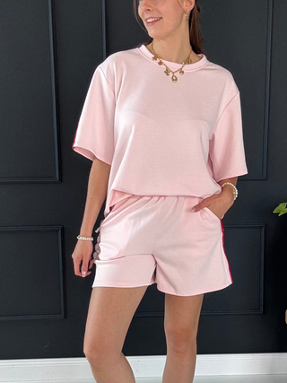 Zweiteiler in Rosa-Rot bestehend aus T-Shirt und Shorts für Damen in Einheitsgröße 36-42 - Levelone GmbH & Co. KG