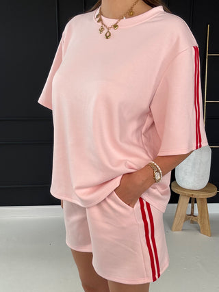 Zweiteiler in Rosa-Rot bestehend aus T-Shirt und Shorts für Damen in Einheitsgröße 36-42 - Levelone GmbH & Co. KG