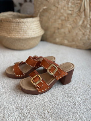 Sandalen in Braun mit Gold Nieten & zwei Riemen