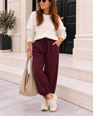 Joggerhose in Bordeaux mit Bündchen am Saum für Damen. In Einheitsgröße 36-42 - Levelone GmbH & Co. KG