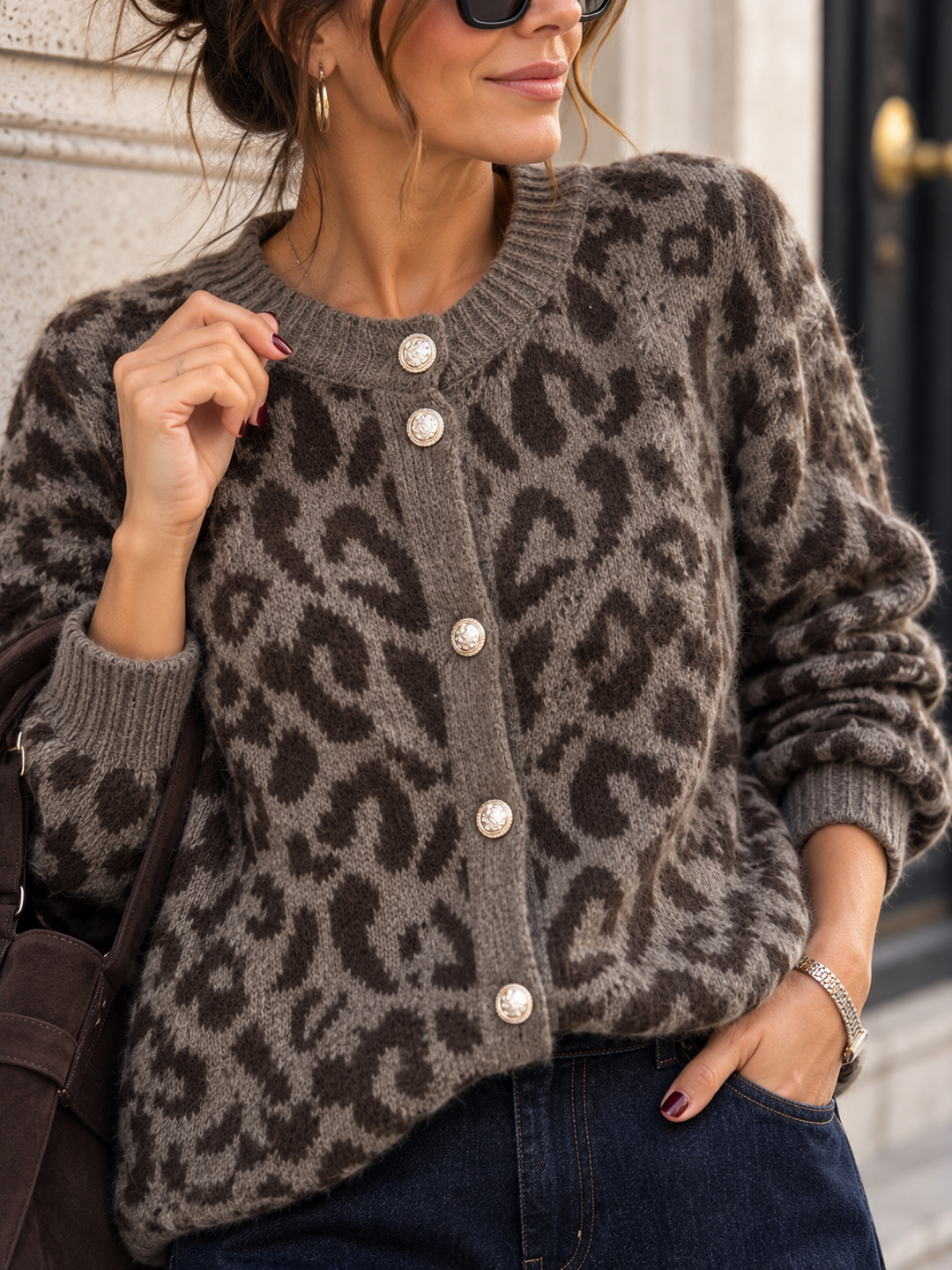Leo Strickjacke in Taupe-Braun mit silbernen Knöpfen - Levelone GmbH & Co. KG