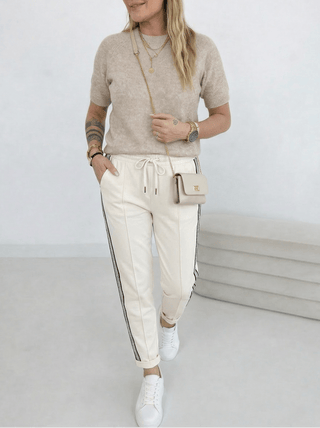 Stretchhose mit Glanz-Streifen an der Seite, in Weiss.