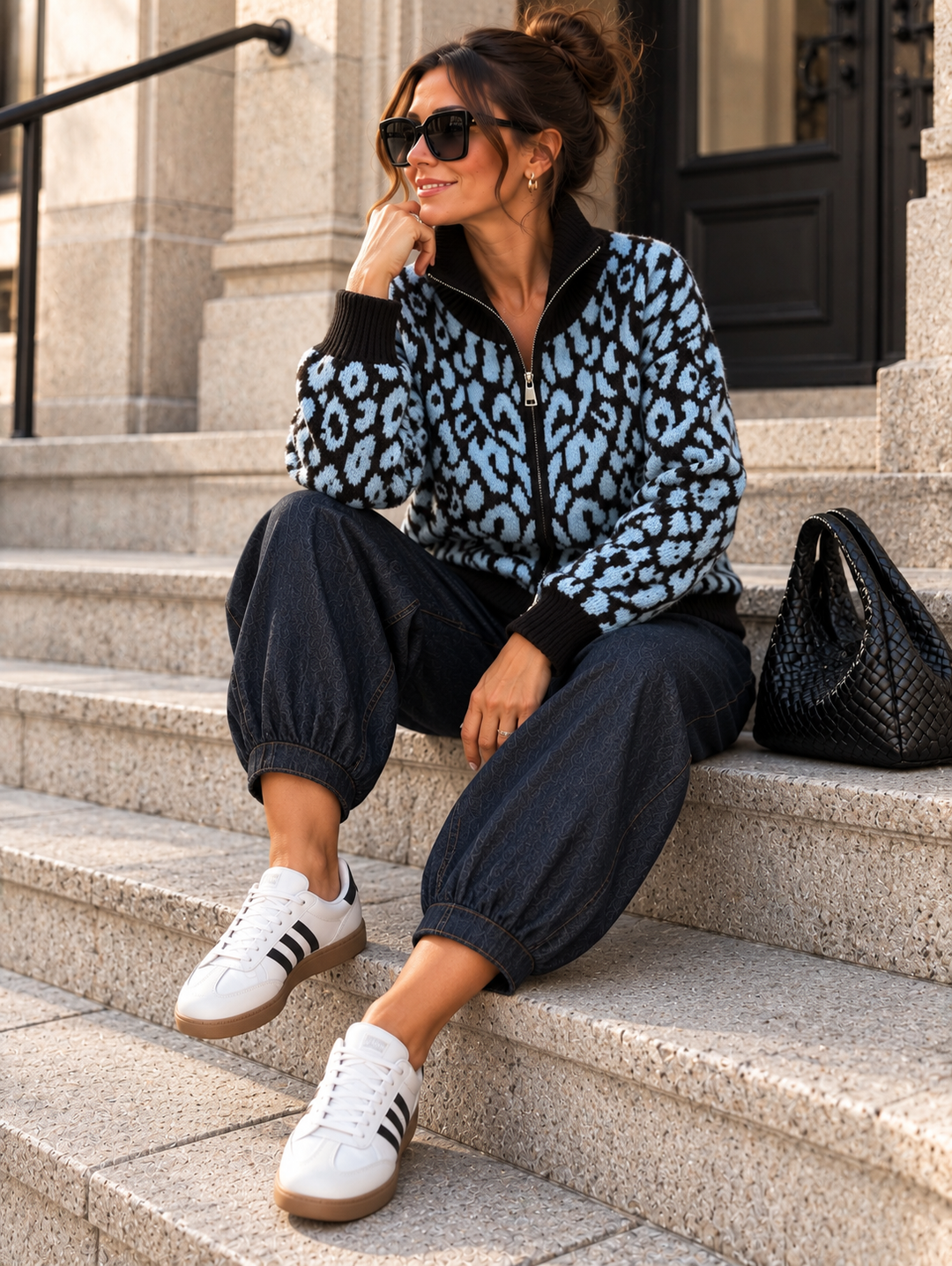Leo Strickjacke in Braun/Hellblau mit goldenen Knöpfen, für Damen in Einheitsgröße 36-42 - Levelone GmbH & Co. KG