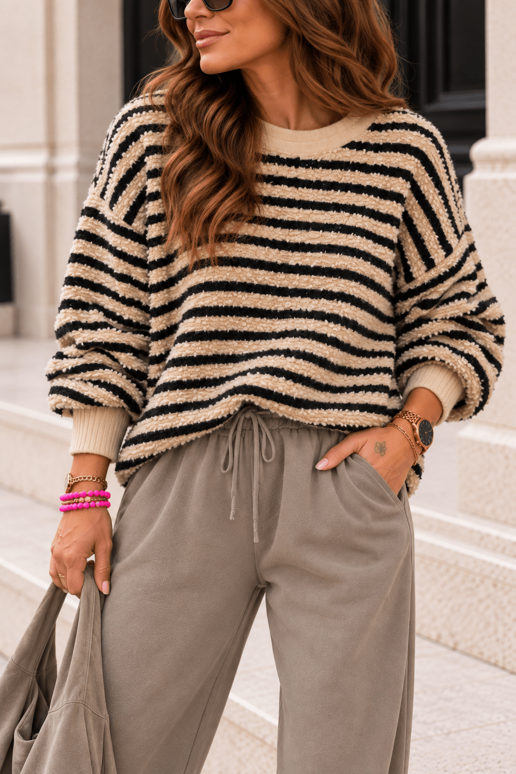 Teddy Sweater gestreift in Beige-Schwarz für Damen in Einheitsgröße 36-42 - Levelone GmbH & Co. KG